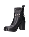 Botín negro de cuero liso para mujer, estilo casual, con correas y tachas metálicas.