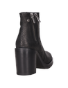Botín negro con punta cuadrada suavizada, perfecto para combinar con vestidos o jeans.