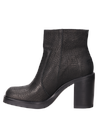 Botín negro de cuero con textura de grano grueso, ideal para un look urbano.