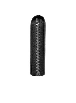 Billetera negra mujer sofisticada con pequeño sello metálico, ideal para eventos casuales.