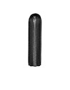 Billetera negra mujer sofisticada con pequeño sello metálico, ideal para eventos casuales.