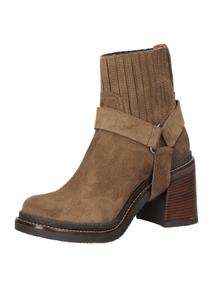 Botín casual de mujer en color camel con textura gamuzada y correas envolventes.