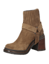 Botín casual de mujer en color camel con textura gamuzada y correas envolventes.