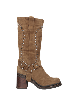 Botas Zappa en un entorno boho, combinadas con un vestido fluido, mostrando su versatilidad.