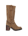 Botas Zappa en un entorno boho, combinadas con un vestido fluido, mostrando su versatilidad.