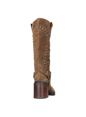 Detalle de las tachas metálicas en las botas Zappa, aportando un toque sofisticado al diseño casual.