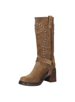 Botas Zappa de gamuza beige tostado, estilo casual para mujer, con tachas metálicas y correa con hebilla.