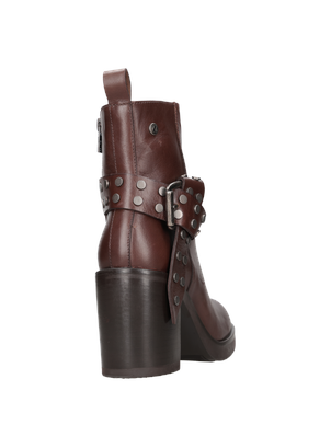 Botín de mujer en textil café, con caña media y taco bloque de 8 cm, ideal para un estilo rock chic.