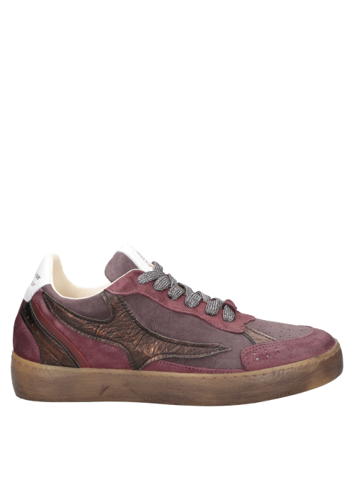 Zapatillas mujer negro con acabado liso, perfectas para combinar con jeans ajustados y camisetas gráficas.