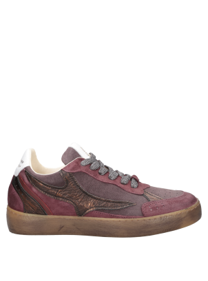 Zapatillas mujer negro con paneles de animal print, diseñadas para quienes buscan un estilo audaz y chic.