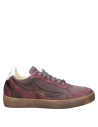 Zapatillas mujer negro con paneles de animal print, diseñadas para quienes buscan un estilo audaz y chic.