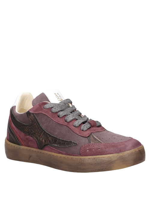 Zapatillas mujer negro con acabado liso, perfectas para combinar con jeans ajustados y camisetas gráficas.