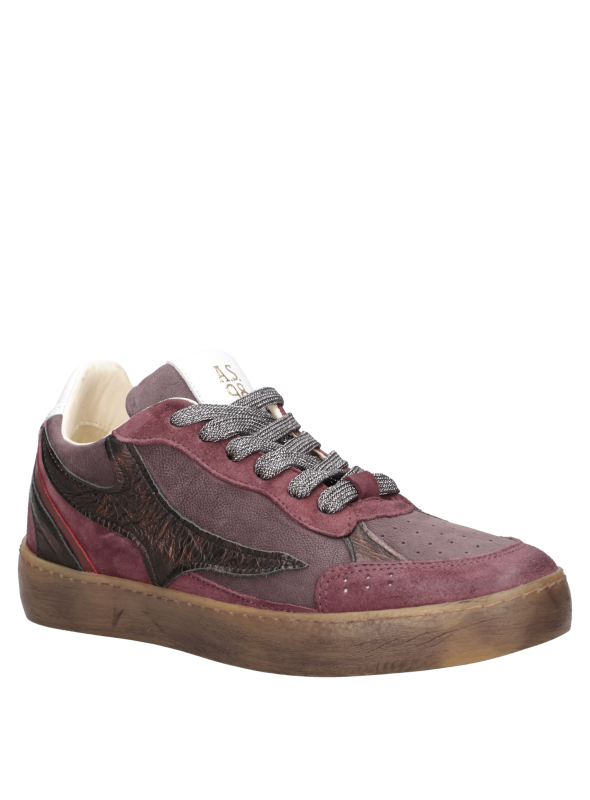 Zapatillas mujer negro con acabado liso, perfectas para combinar con jeans ajustados y camisetas gráficas.