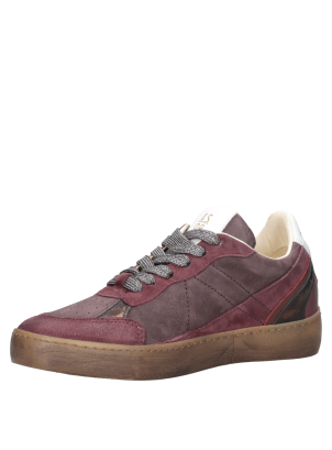Zapatillas mujer negro con detalles metálicos, perfectas para actividades diarias y salidas informales.