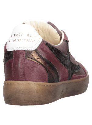 Zapatillas mujer negro estilo urbano en cuero, ideales para un look moderno y casual.