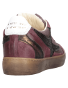 Zapatillas mujer negro estilo urbano en cuero, ideales para un look moderno y casual.