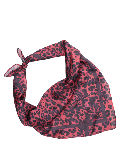 pañuelo rojo mujer estilo casual con bordes marinos perfecto para complementar looks elegantes