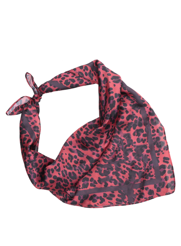 pañuelo rojo mujer estilo casual con bordes marinos perfecto para complementar looks elegantes