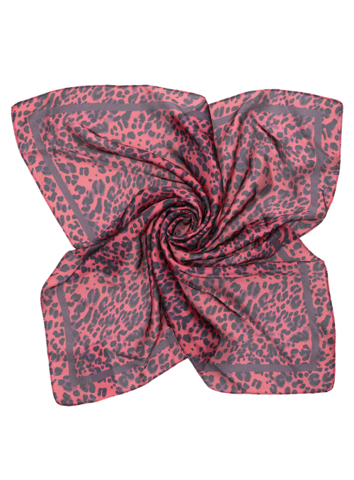 pañuelo rojo mujer estilo casual con bordes marinos perfecto para complementar looks elegantes