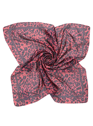 pañuelo rojo mujer estilo casual con detalles metálicos ideal para ocasiones especiales