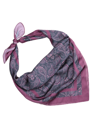 Accesorio de seda sintética en color burdeos, ideal para looks urbanos.