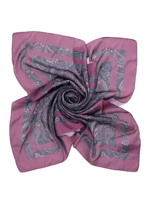 Accesorio burdeos con estampado abstracto, ideal para complementar outfits casuales.