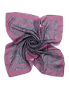 Accesorio burdeos con estampado abstracto, ideal para complementar outfits casuales.