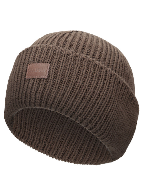 Gorro beanie café para mujer, estilo audaz, ideal para días fríos, combina con chaqueta de cuero.