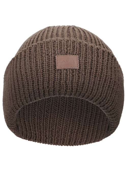 Gorro beanie café para mujer, estilo audaz, ideal para días fríos, combina con chaqueta de cuero.