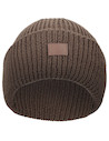 Gorro beanie café para mujer, estilo audaz, ideal para días fríos, combina con chaqueta de cuero.