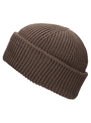 Gorro beanie café para mujer, estilo audaz, ideal para días fríos, combina con chaqueta de cuero.