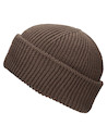 Gorro beanie café para mujer, estilo audaz, ideal para días fríos, combina con chaqueta de cuero.