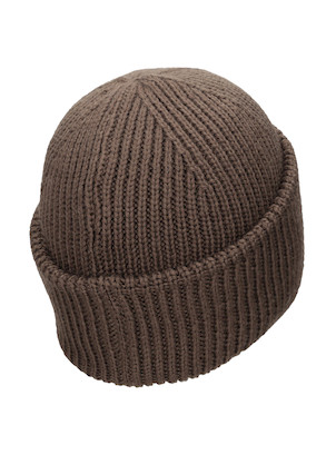 Gorro beanie café para mujer, estilo audaz, ideal para días fríos, combina con chaqueta de cuero.