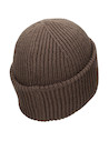 Gorro beanie café para mujer, estilo audaz, ideal para días fríos, combina con chaqueta de cuero.