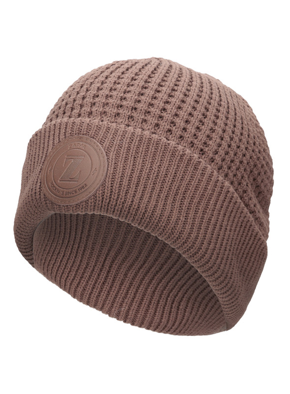 Gorro beanie café para mujer, estilo auténtico, recomendado para looks urbanos, con logotipo distintivo.