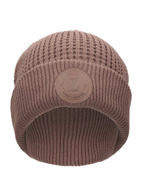 Gorro beanie café para mujer, estilo auténtico, recomendado para looks urbanos, con logotipo distintivo.