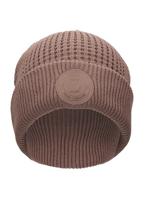 Gorro beanie café para mujer, estilo moderno, ideal para actividades al aire libre, suave y cálido.