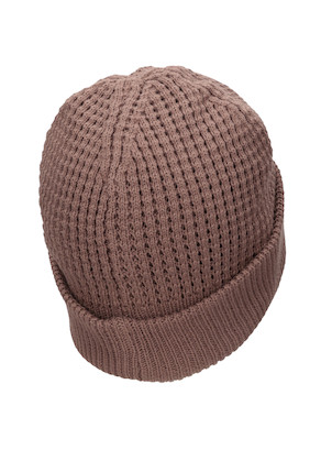 Gorro beanie café para mujer, estilo trendy, ideal para combinar con abrigo oversized y botas.