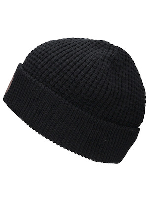 gorro negro mujer de punto con logotipo de cuero, perfecto para looks contemporáneos.