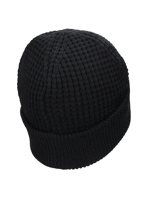 gorro negro mujer tejido estilo urbano, ideal para actividades casuales en invierno.