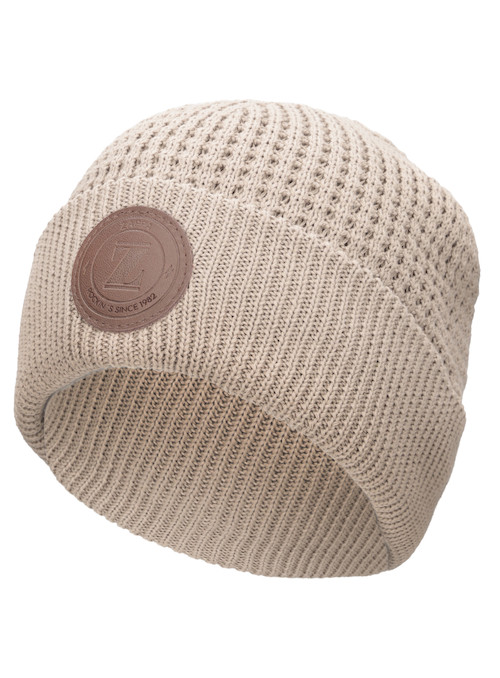 Gorro urbano beige para mujer, tejido suave, ideal para mantener la cabeza abrigada.