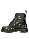 Calzado robusto de cuero negro con cordones y detalles metálicos, perfecto para salidas nocturnas con estilo rockero.