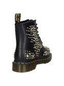 Botín negro de cuero para mujer con diseño combat, decorado con tachuelas metálicas, ideal para un look punk atrevido.