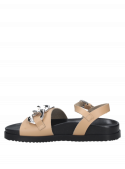 Sandalia de cuero café para mujer, perfecta para un look casual y cómodo.