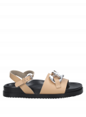 Sandalia de cuero café para mujer, diseño informal con taco plano y punta abierta.